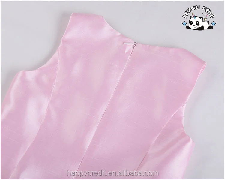 Vestido de seda rosa com decote redondo sem mangas e bolsos laterais para meninas de 3 anos - Product Image