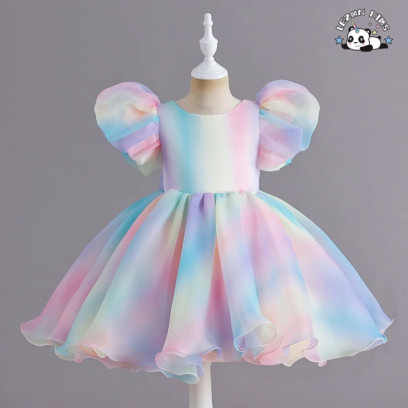 Vestido de tule para meninas com mangas bufantes e laço na cintura, cores do arco-íris nas costas - Product Image