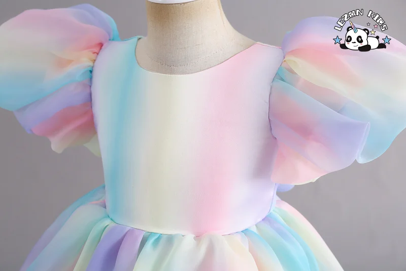 Vestido de tule para meninas com mangas bufantes e laço na cintura, cores do arco-íris nas costas - Product Image